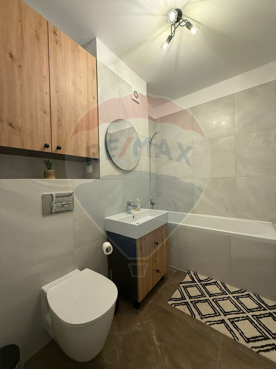 Apartament cu 3 camere, 2 bai și loc de parcare