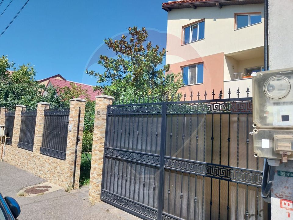 Casă / Vilă cu 9 camere de vânzare în zona 1 Mai
