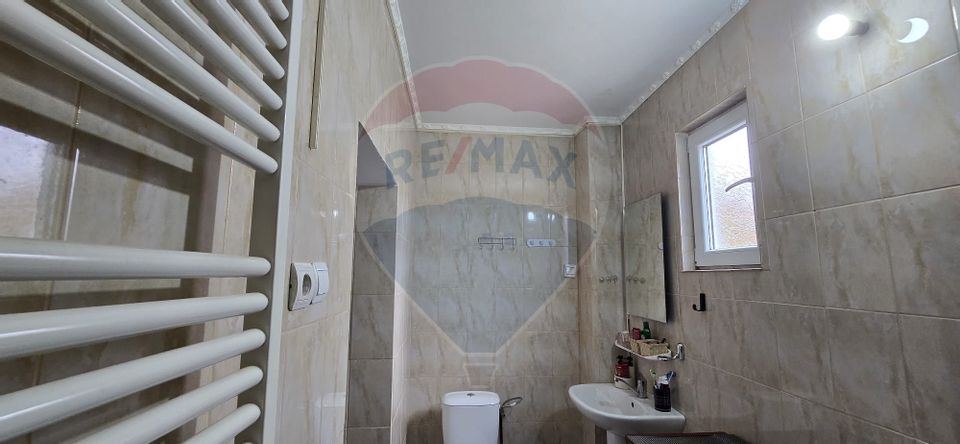 Casă / Vilă de vanzare cu 3 camere central Chisineu Cris