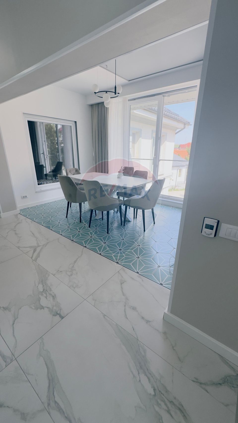 Proprietate premium în Filiași, locuință de lux cu spații comerciale