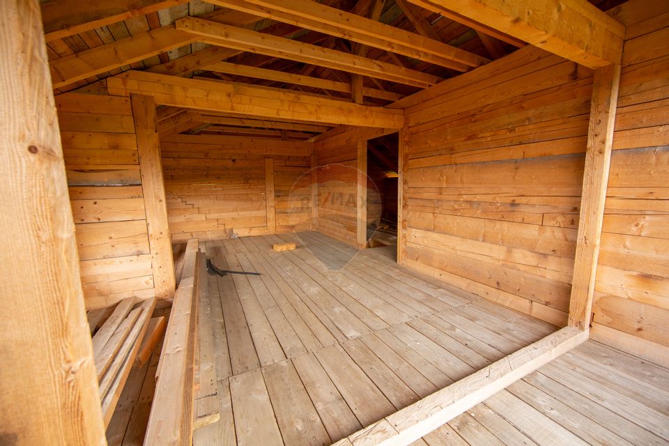 Duplex spațios – oportunitate pentru dezvoltatori sau două familii