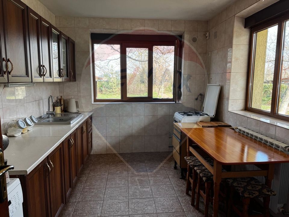 Casă de vânzare cu livadă și piscină – Giurgiu