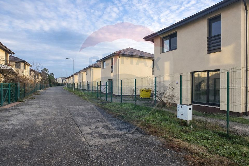 Casa cu 4 camere de vanzare in Crevedia acces privat