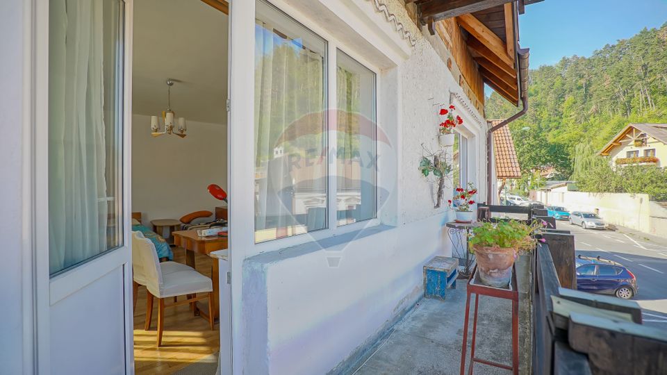 REZERVATA! Vilă impozantă, cu două apartamente și mansardă, Schei