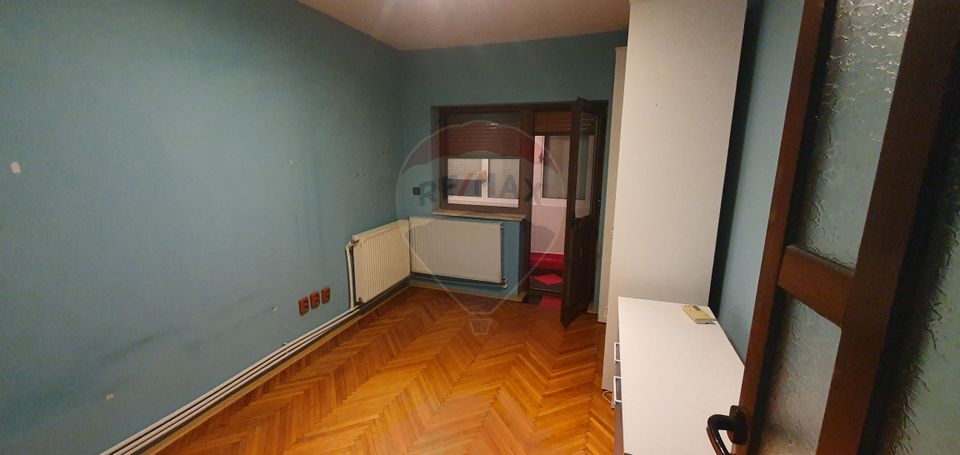 Apartament cu 3 camere de vânzare în zona Casa Sindicatelor