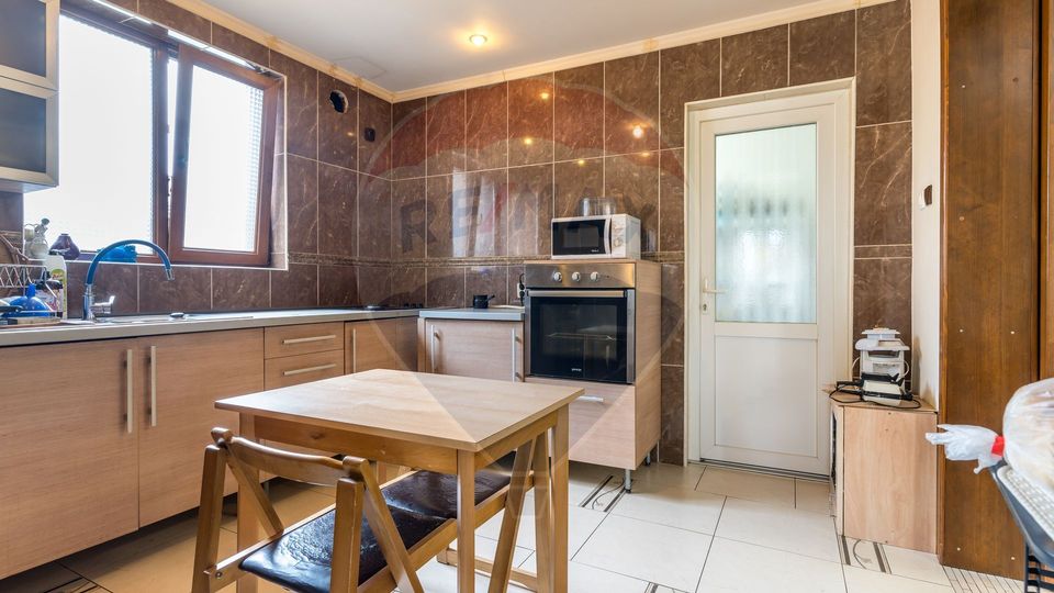 Casa cu 6 camere de vanzare, zona Centrala, Huedin