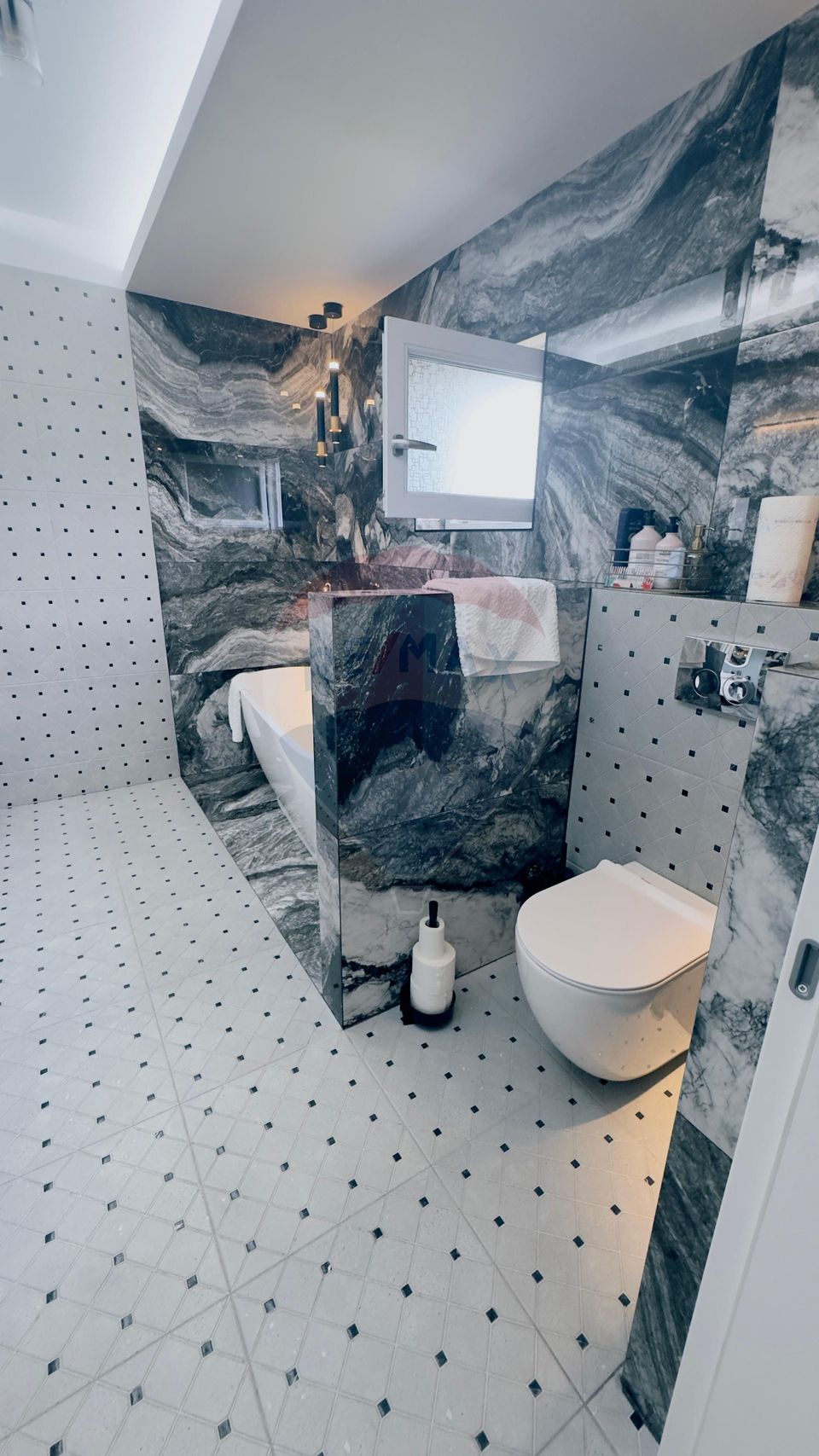 Proprietate premium în Filiași, locuință de lux cu spații comerciale