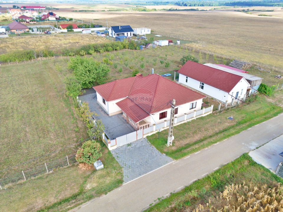 Casă cu 5 camere de vânzare loc. Frumușeni, jud. Arad