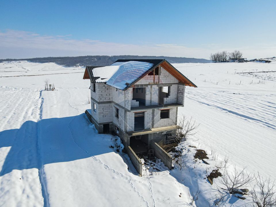 Casă de vânzare + 4300 mp teren