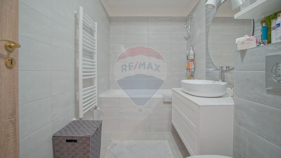 Apartament cu 3 camere de vânzare în zona Tractorul