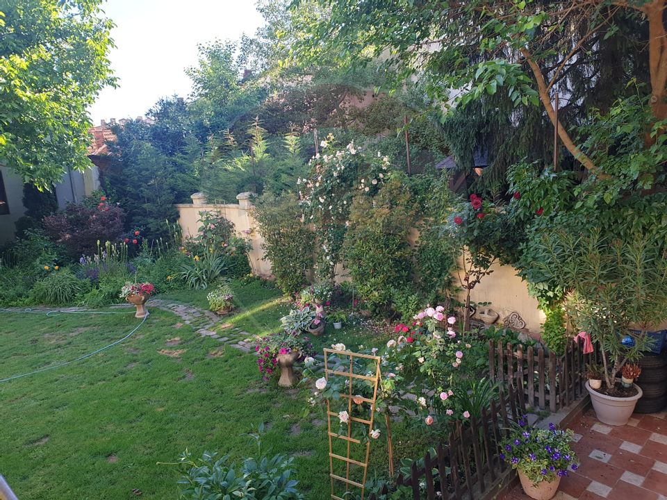 De vânzare Casǎ cu 4 camere, singur în curte, Ultracentral.