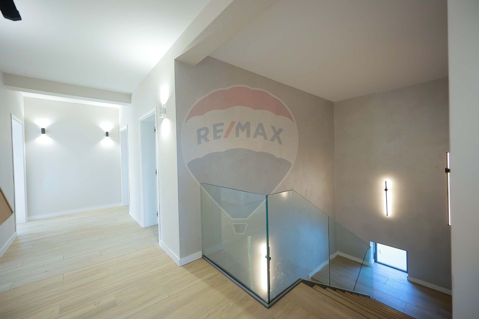 De vânzare Vilă cu 8 camere în Sânmartin, 290 mp util, teren 1100 mp