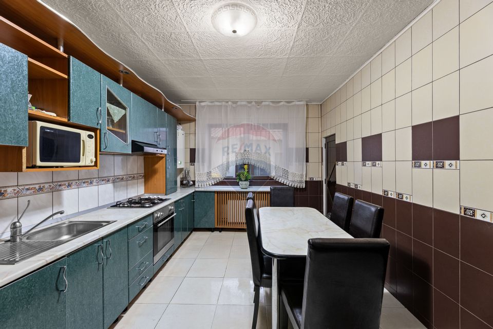 Casă spațioasă cu 4 camere și spațiu comercial în Bujac