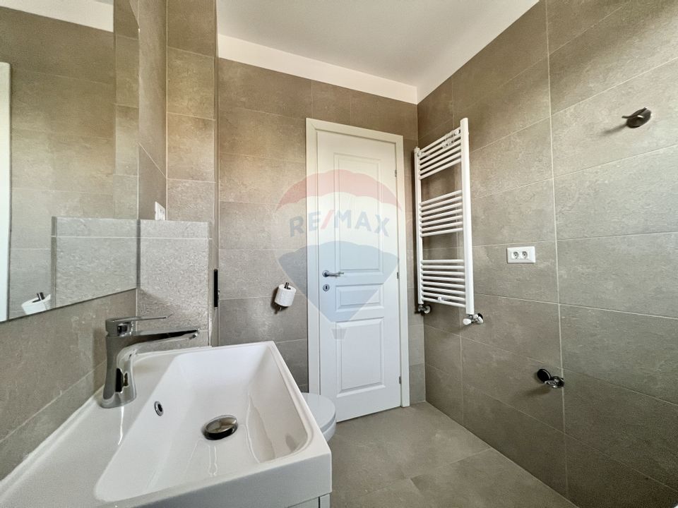 3 camere decomandat, bloc nou. Terasă 8.8 mp  Mobilat & loc de parcare