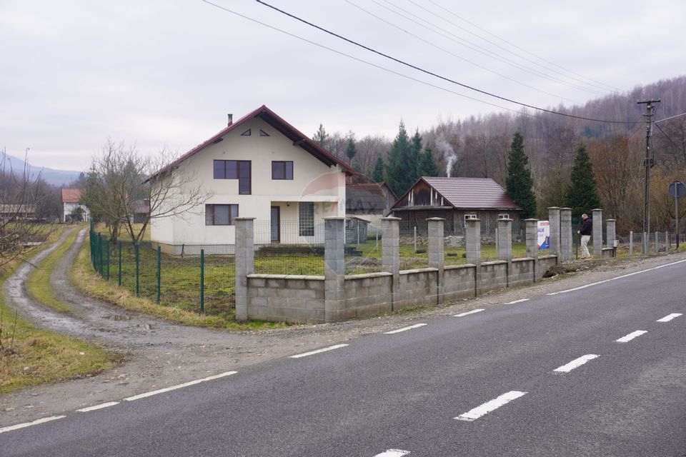 Casă cu 5 camere de vânzare în Piatra, Maramureș