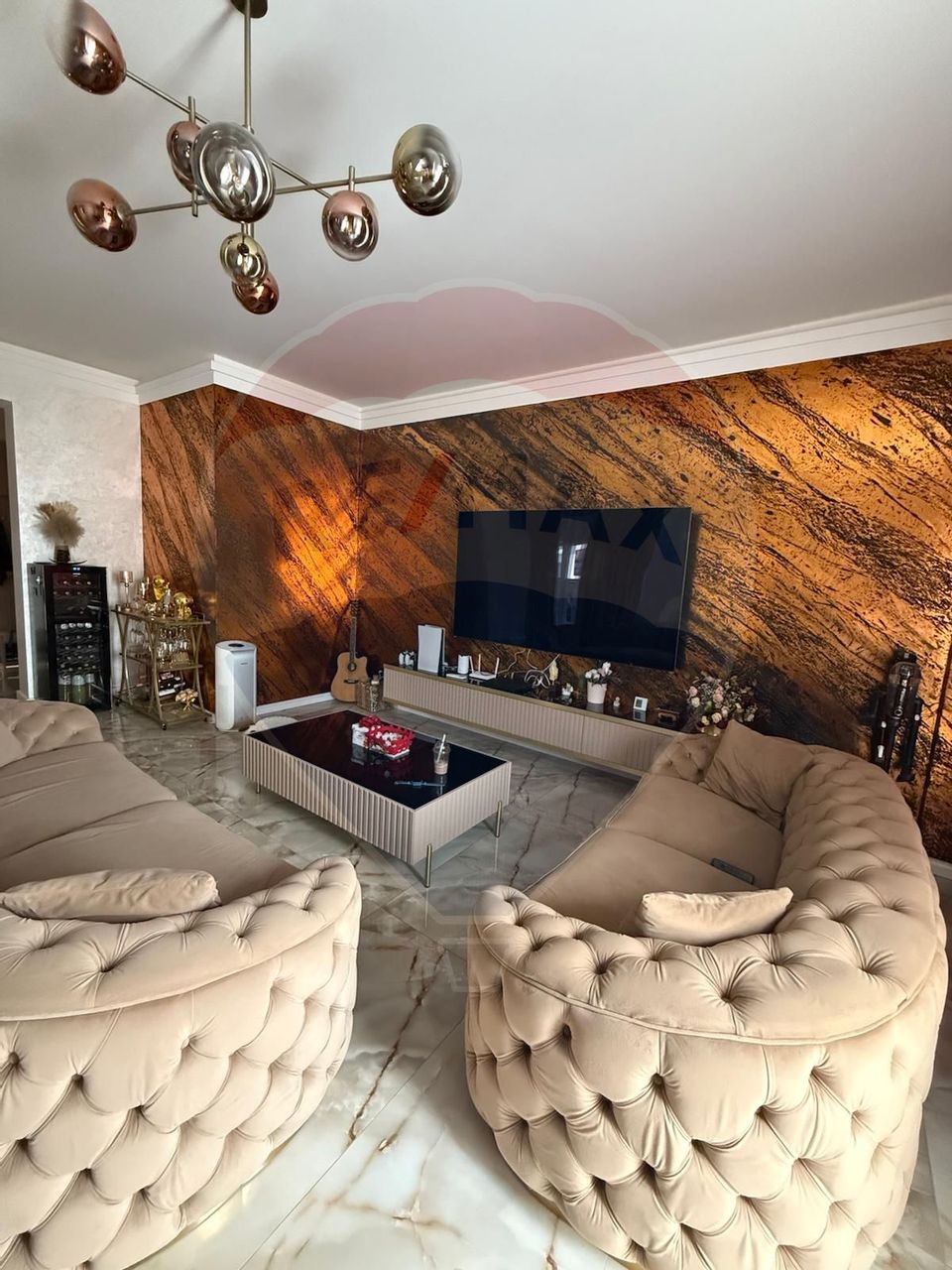 Apartament cu 4 camere de vânzare în zona Sarari