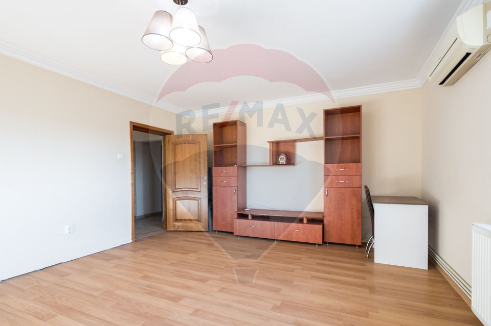 Apartament cu 3 camere de vânzare în zona Drumul Sarii