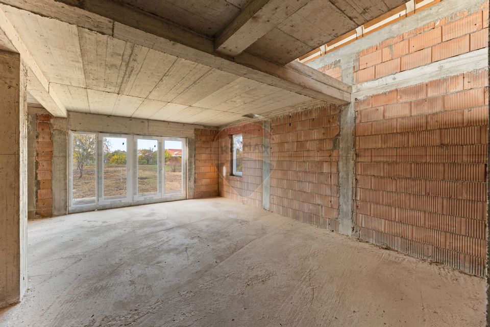 Casă la roșu cu teren generos, 500 mp, situată pe strada Ostașului