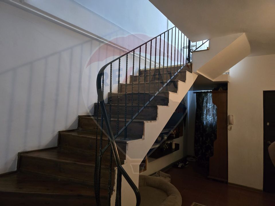 Casă / Vilă cu 5 camere de vânzare în zona George Enescu