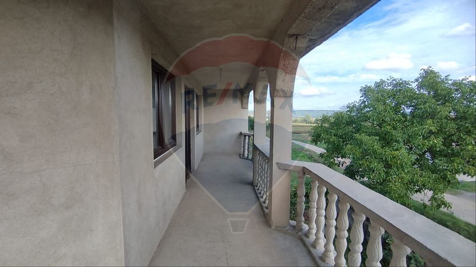 Casă de vânzare cu  teren de 3.869 mp în Cosniciu de Jos /Ip, Sălaj