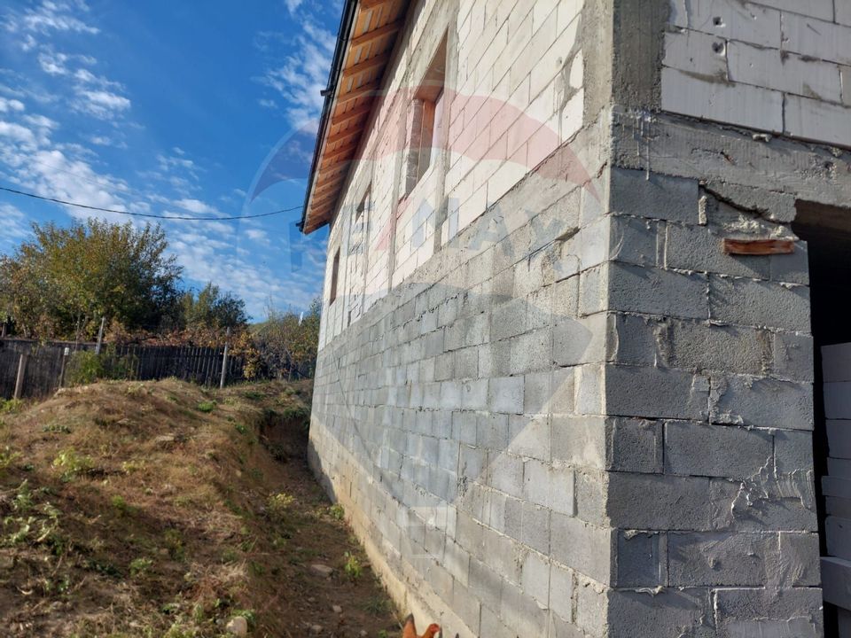 Casa la rosu de vanzare in Caiuti, Bacau