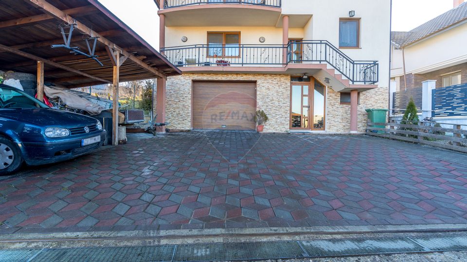 Casă cu 7 camere de vânzare în Dej