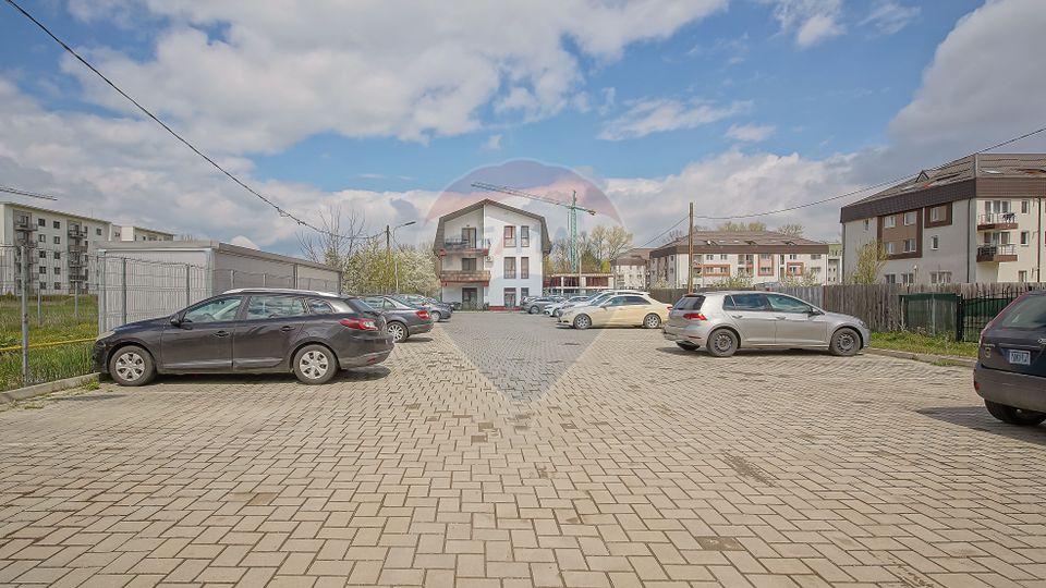 Apartament cu 3 camere de vânzare în zona Tractorul