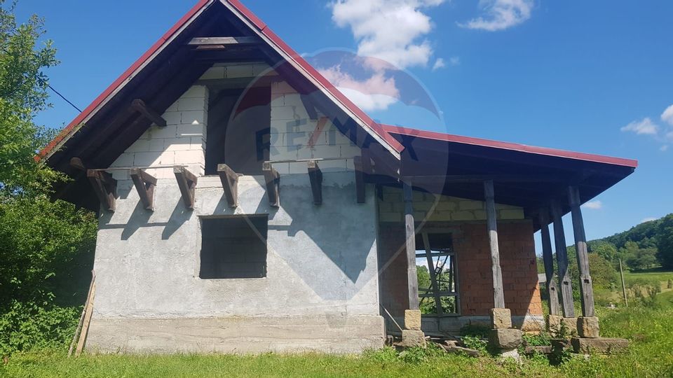 Casă de locuit sau de vacanta de vânzare - Sat Inau langa Targu Lapus