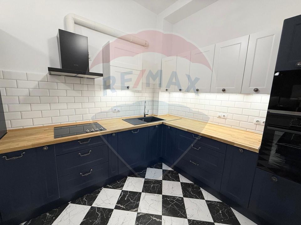 Apartament 4 camere, pe 2 niveluri si curte comuna în Centru