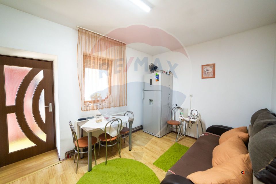 Imobil renovat, 2 apartamente, grădină și garaj – Turnu