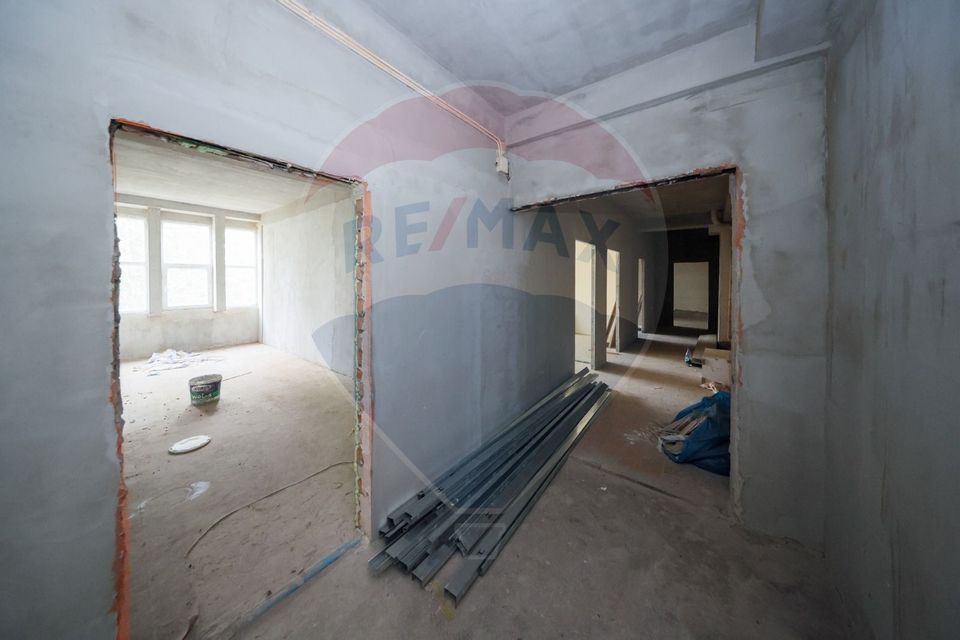 Hala 2.700 mp + birouri 800 mp + teren 1.400 mp AEROPORT BRASOV