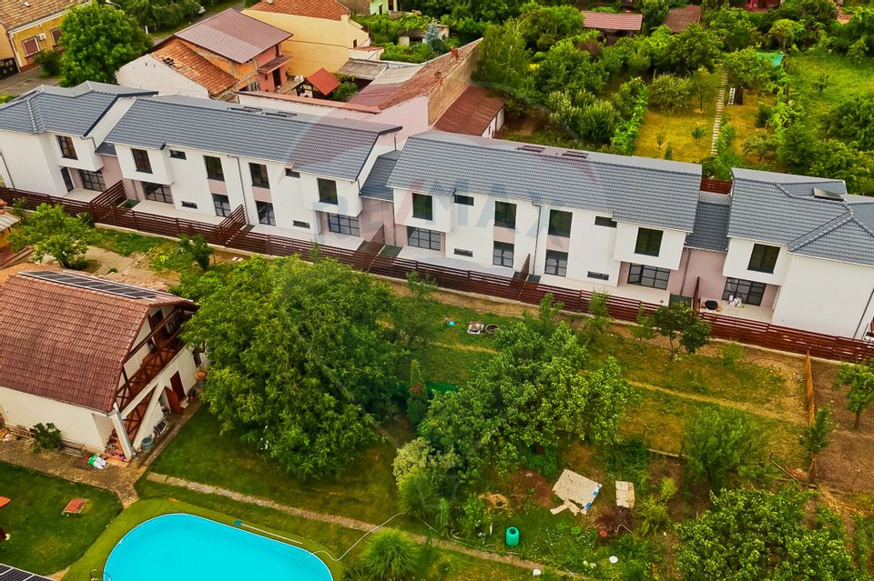 Casa într-un complex nou de 6 case înșiruite, 4 camere  zona centrala