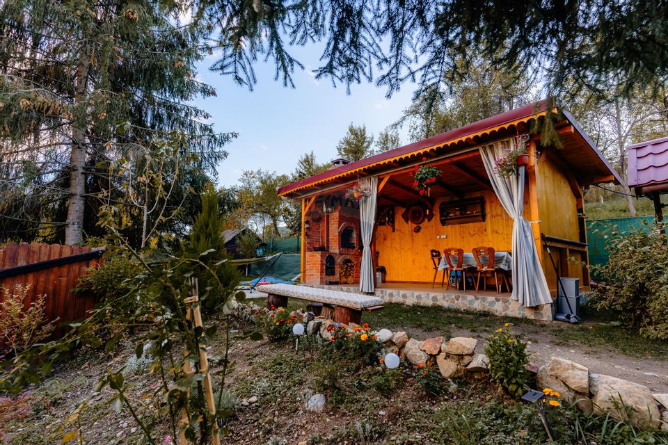 Vânzare pensiune renovată 2025 – 6 camere, Corbșori (Poenari)