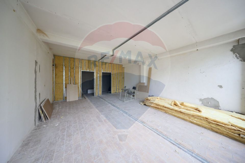 Hala 2.700 mp + birouri 800 mp + teren 1.400 mp AEROPORT BRASOV