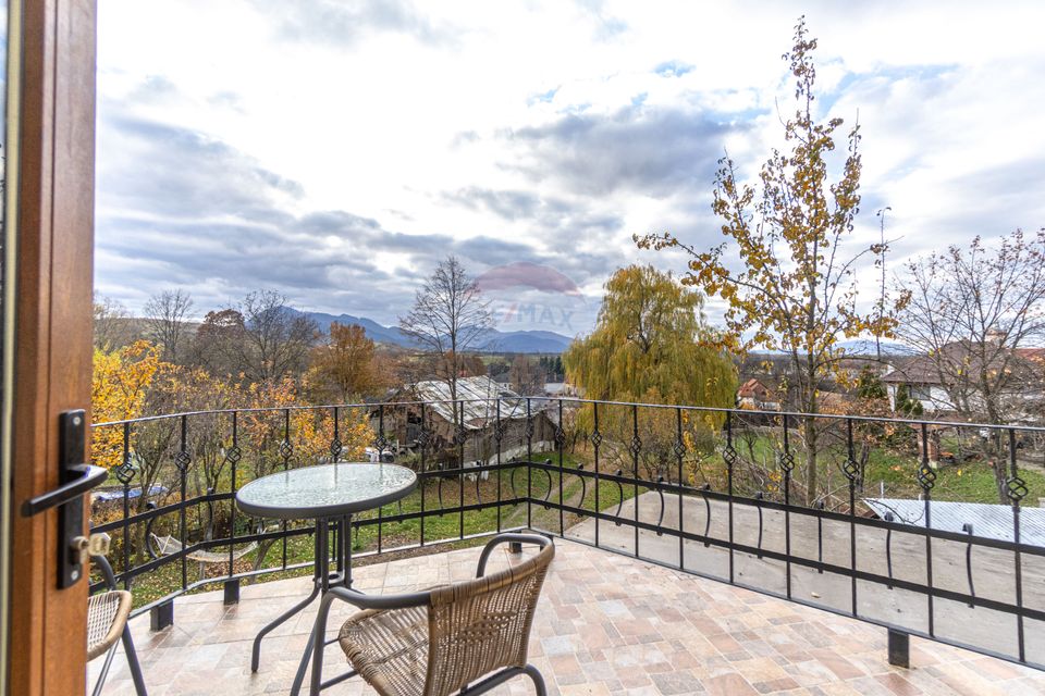 Casă / Vilă cu 6 camere de vânzare in Tarlungeni