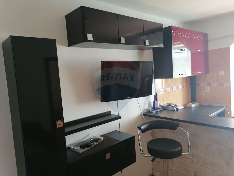 Apartament cu 3 camere de închiriat în zona Milcov