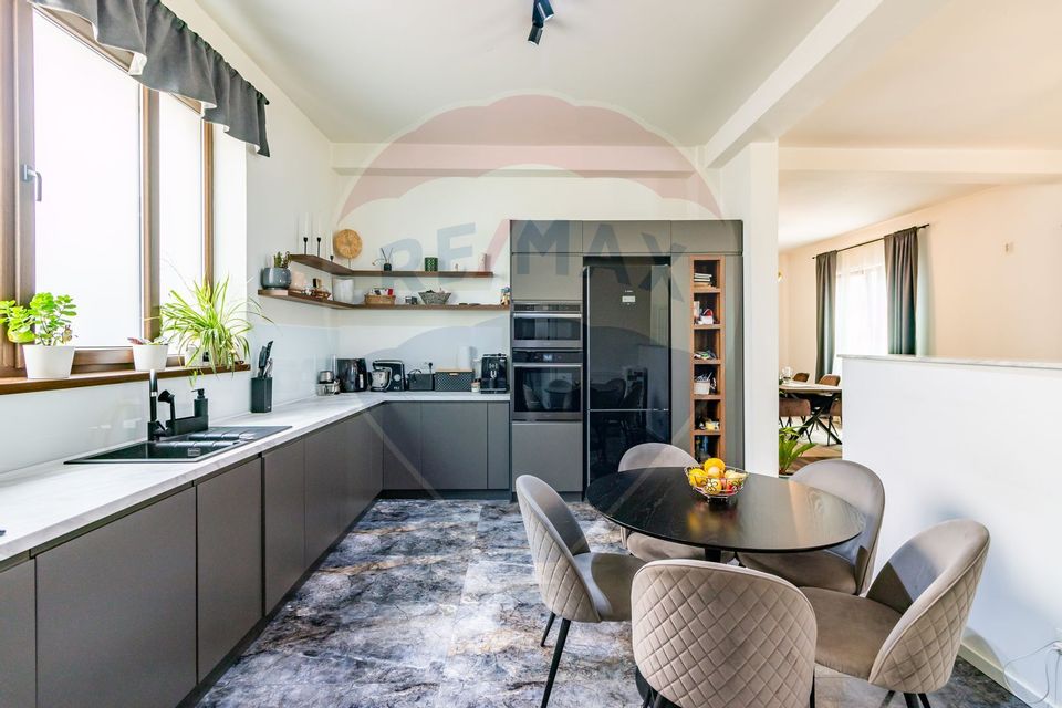 8 room House / Villa for sale