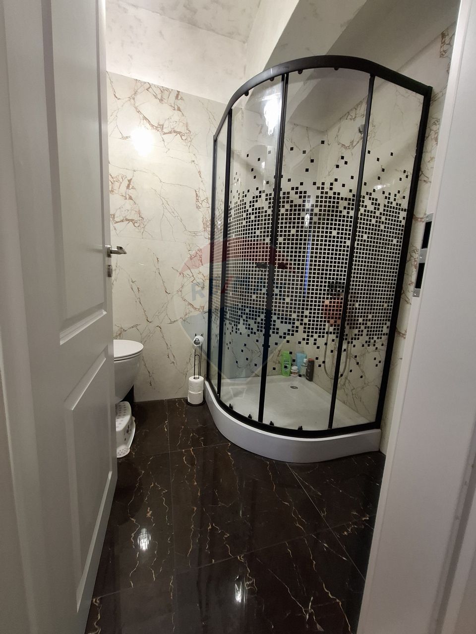 Apartament cu 3 camere  cu loc de parcare si curte proprie -de vânzare