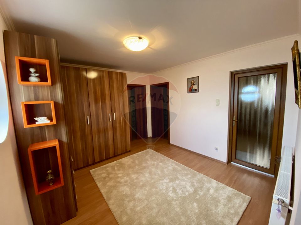 Domeniul  Lac Apa, casă de vânzare plus Barcă Maxum cadou!!