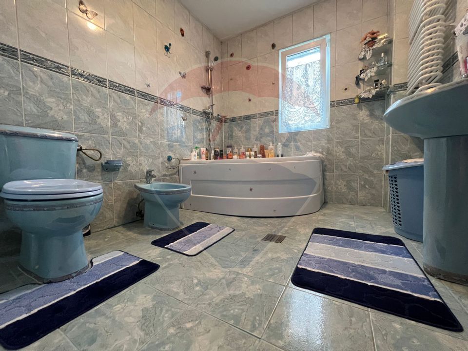Casa Vila cu 4 camere de vânzare Bacau