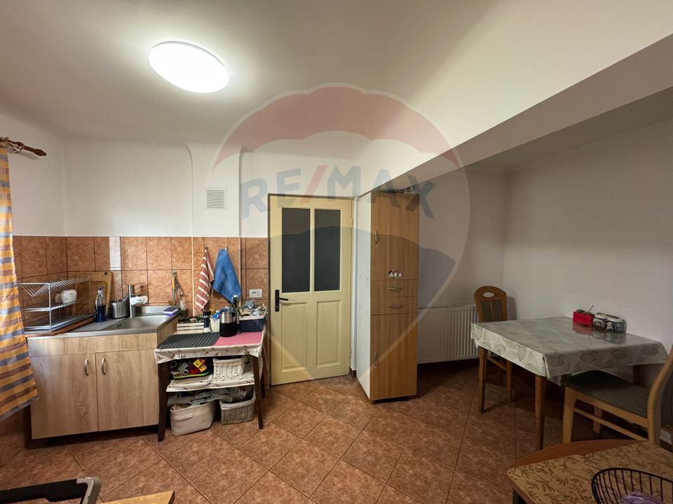 Casă / Vilă nouă cu 5 camere + casă bătranească renovată