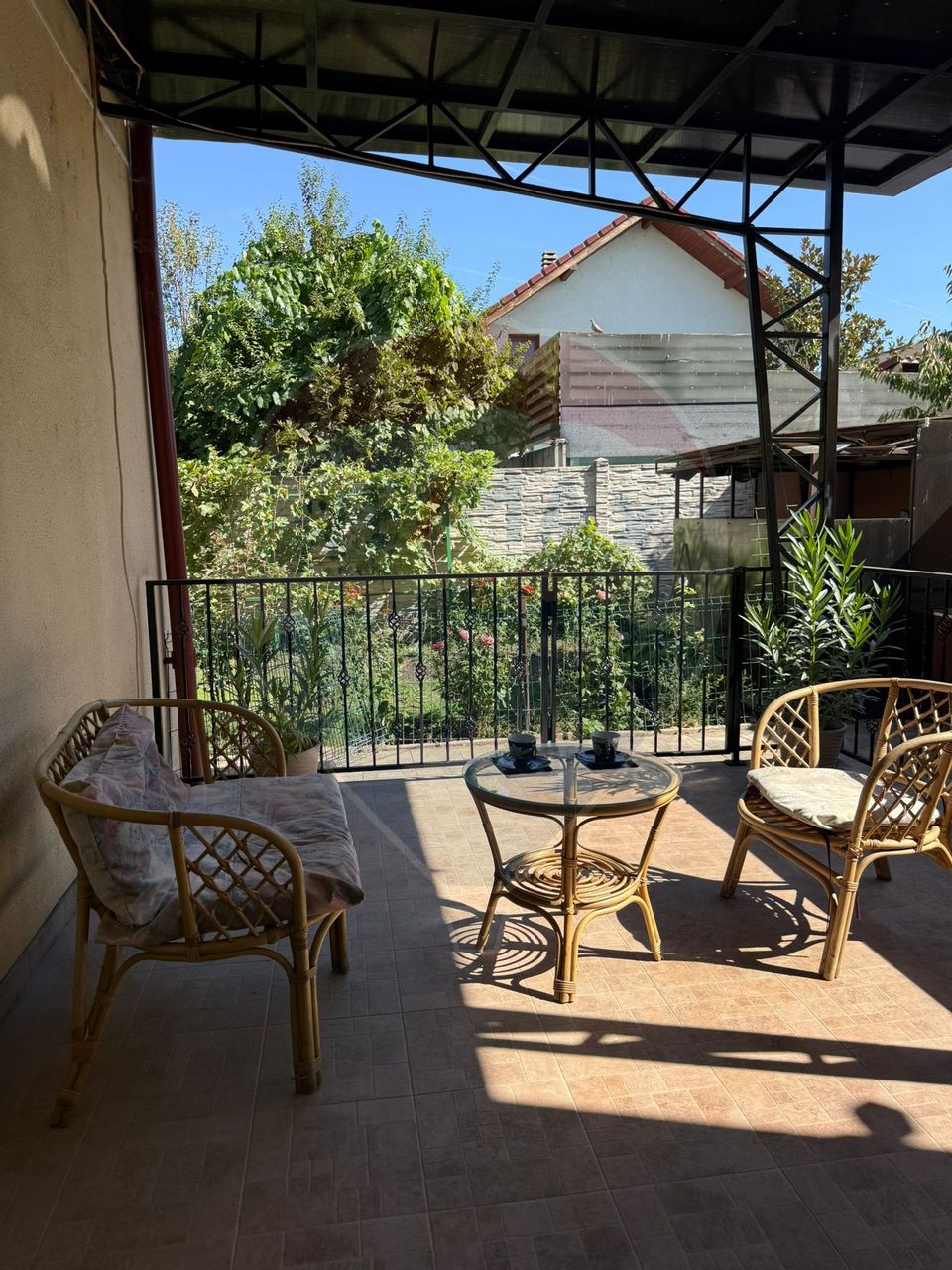 Casă / Vilă cu 9 camere de vânzare în zona 1 Mai