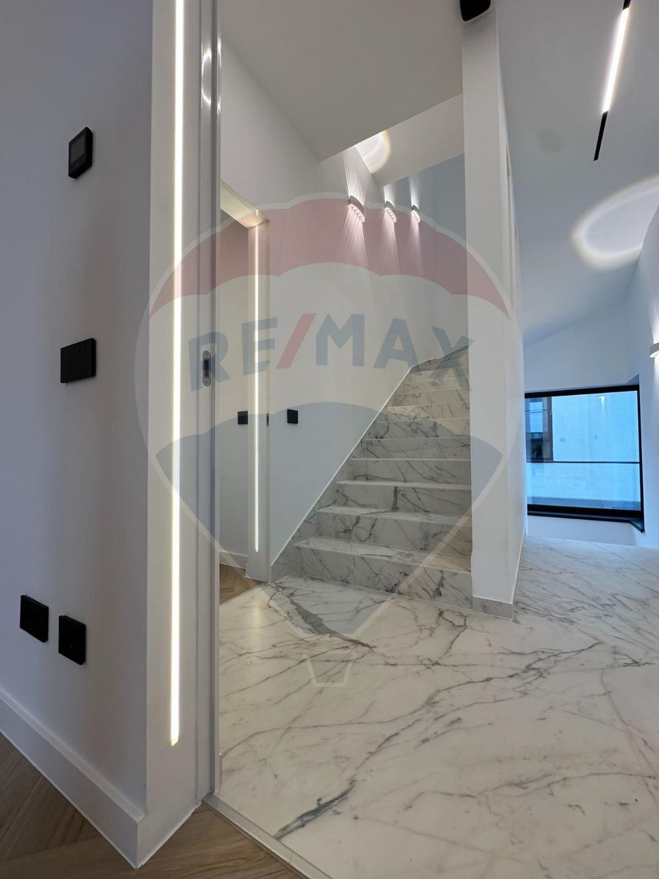 Vila moderna de inchiriat cu 5 camere, prima inchiriere