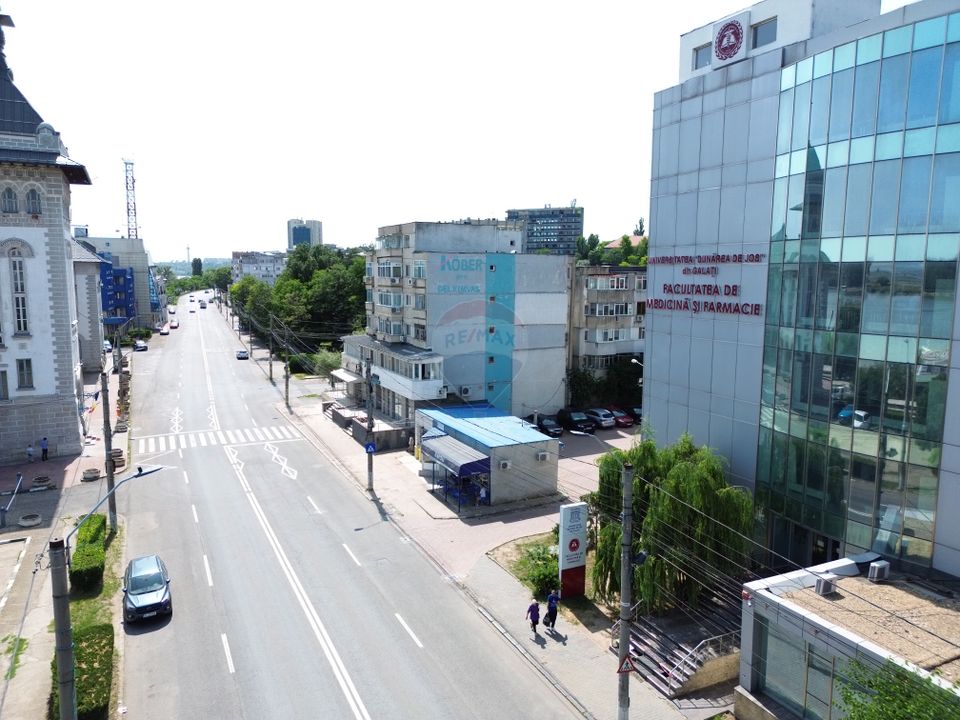 Apartament de vânzare Galați, 6 camere, Faleză - locuință sau birouri