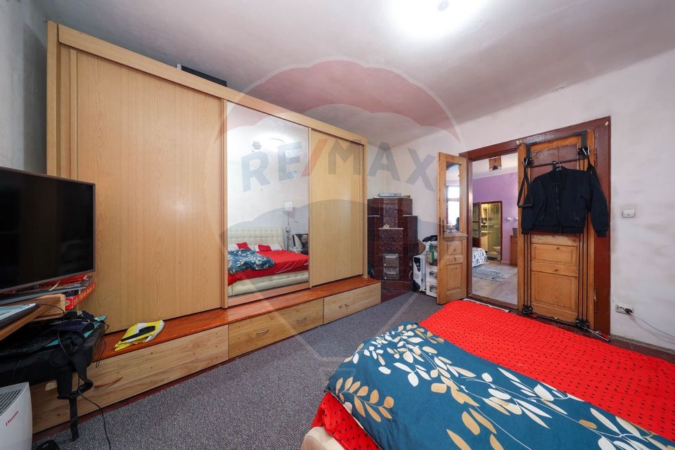 2 case cu curte proprie - locație centrala