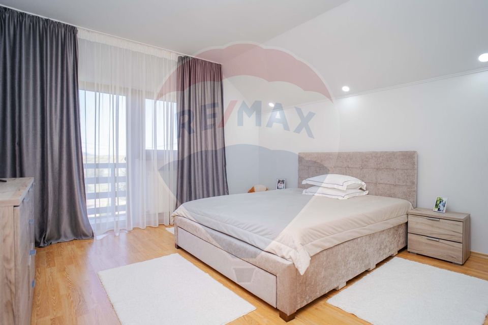 Casă / Vilă cu 5 camere de vânzare în zona Central