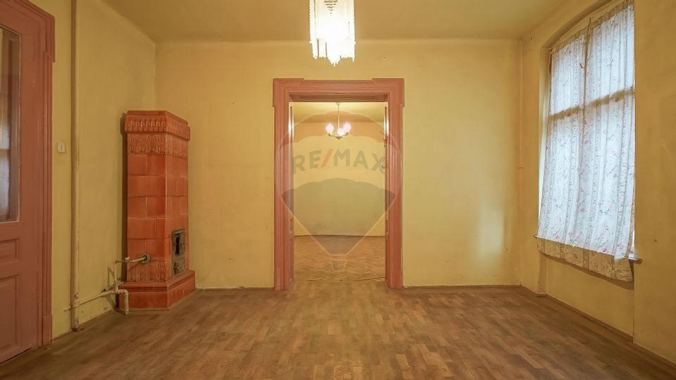 Vilă pe str Alexandru Ioan Cuza, 10 camere, S + P + E, teren 282 mp