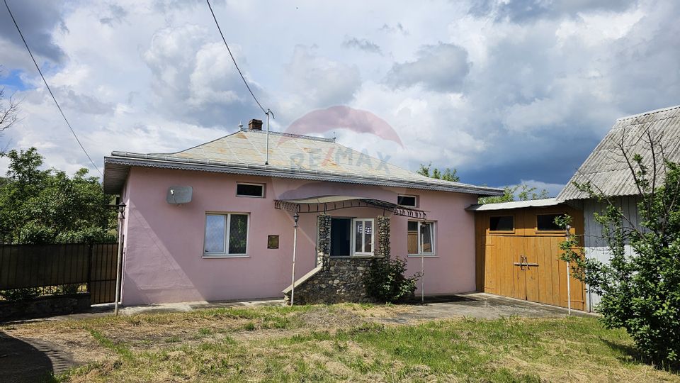 Casă  cu 3 camere, teren intravilan de 1300mp în Ipotești Tișăuți, SV