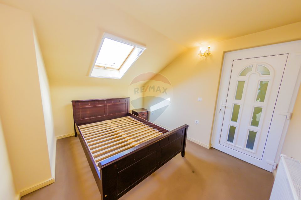 Casă cu 7 camere de vânzare la drumul principal cu 2 intrari