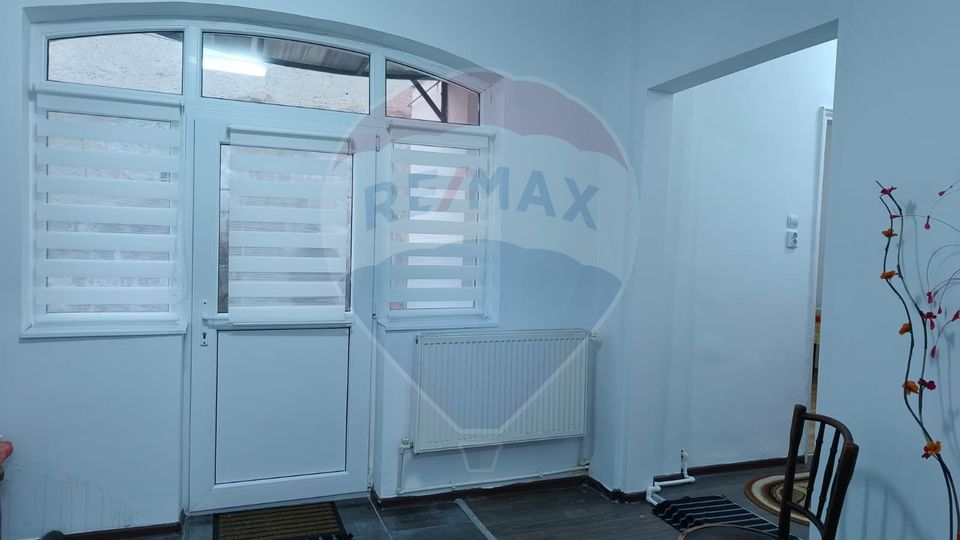 Casă cu 3 camere de vânzare în zona Centrală